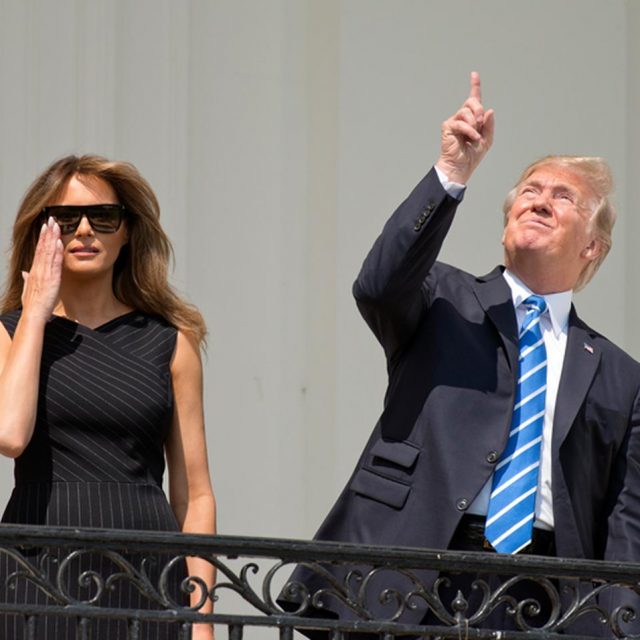 トランプ米大統領、皆既日食をうっかり肉眼で見ようとして観衆に心配される