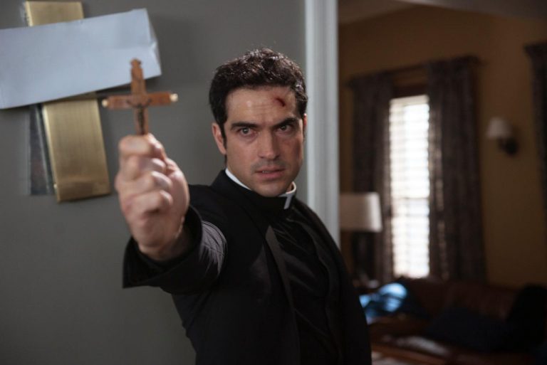 「史上最も恐ろしいホラー映画」がTVシリーズになり、「最もハンサムな顔100」のあの人が奮闘