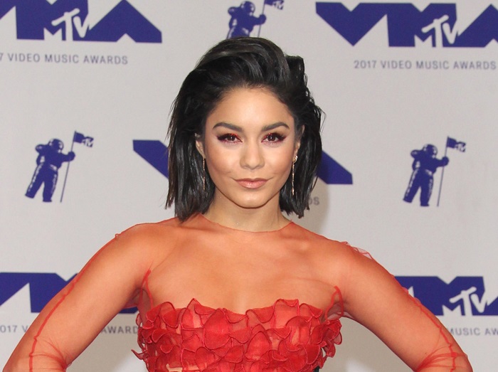 ヴァネッサ・ハジェンズ、MTV VMAで披露したレッドメイクが可愛すぎる