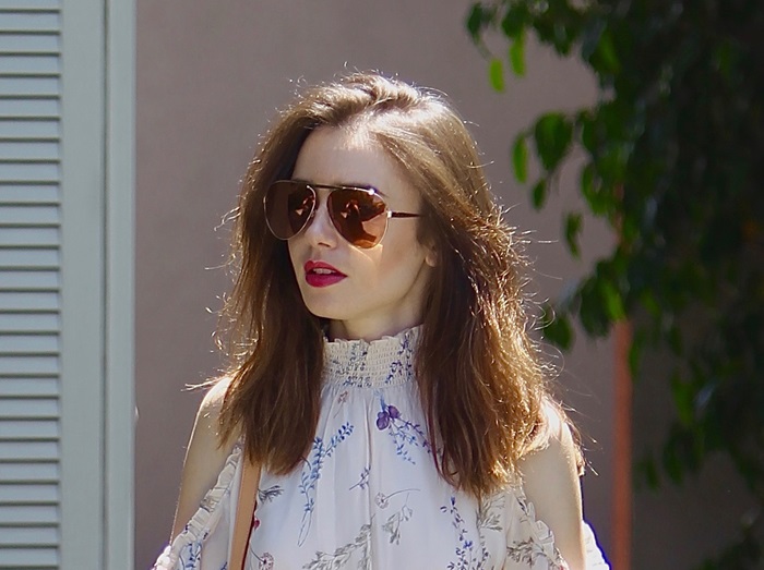 リリー・コリンズが着こなす、小花柄ワンピースの夏コーディネート