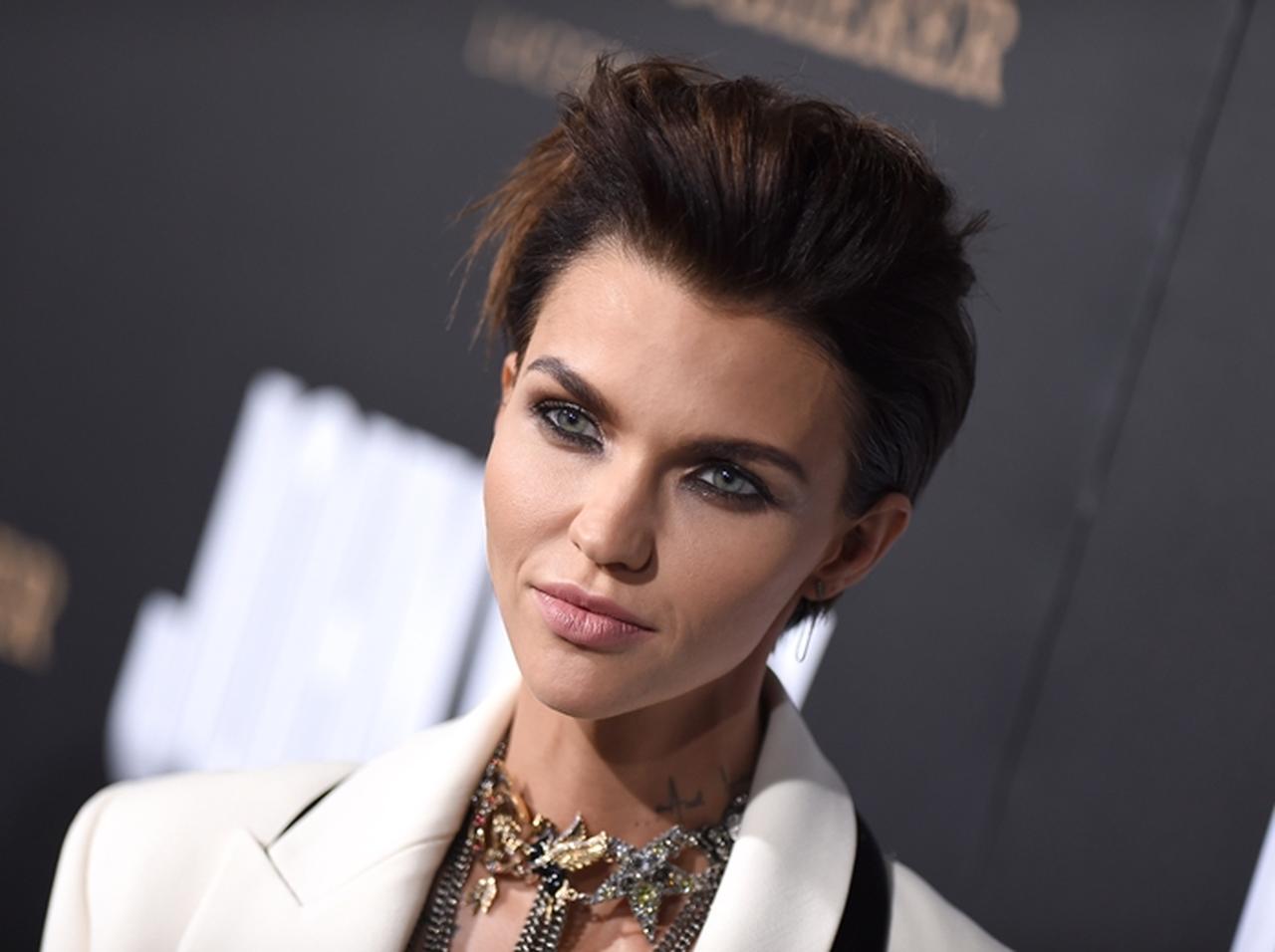 イケメン女優のルビー・ローズ、店頭の自分自身と記念撮影