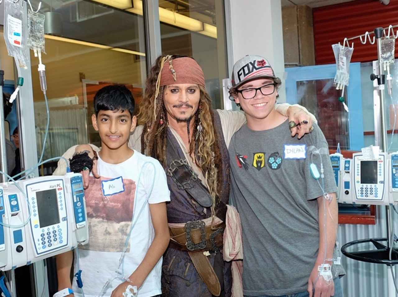 【写真&動画あり】ジョニデ、ジャック・スパロウ船長の衣装で病院をサプライズ訪問