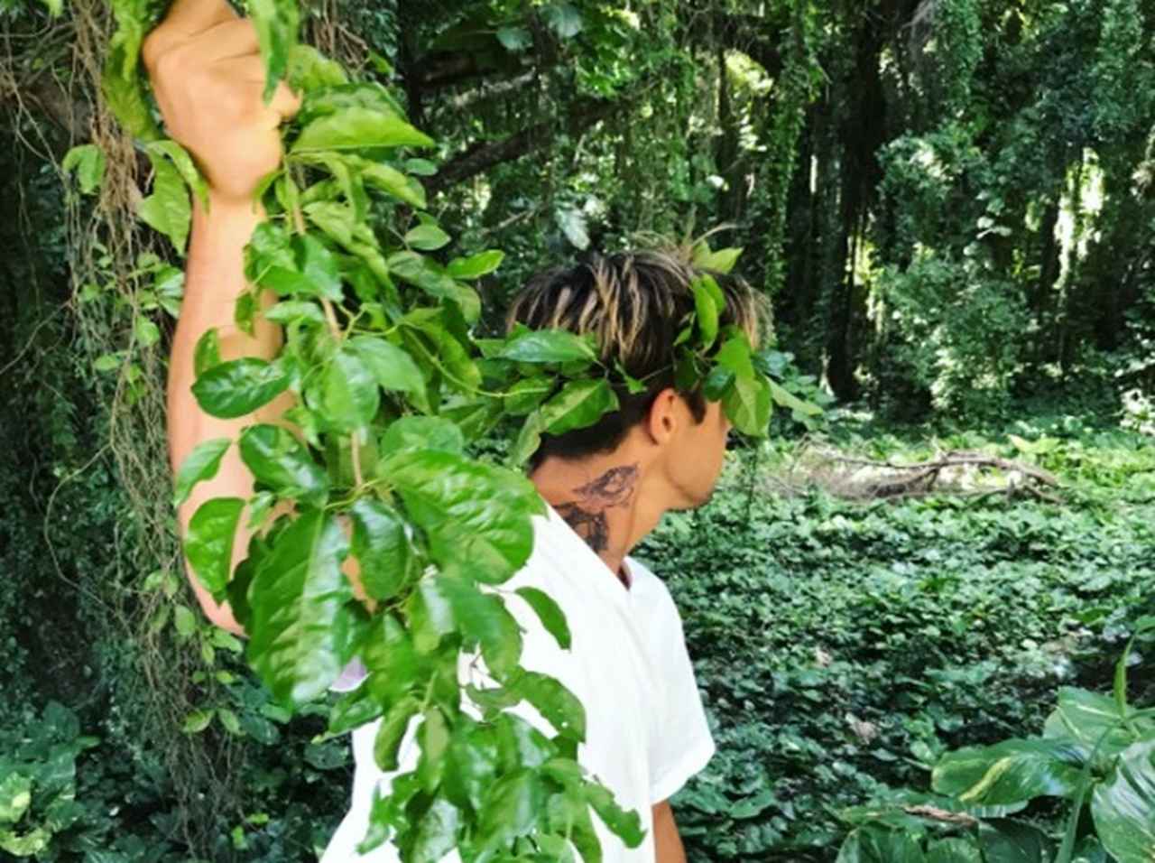 美ボディのSNSスターが「半裸ターザン」に挑戦！「すごい」「絶対できない」の声