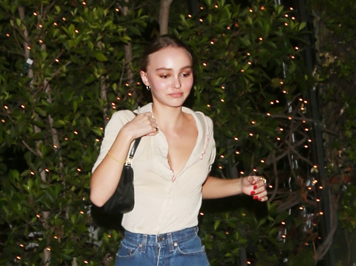 リリー・ローズ・デップ、女子会ディナーにはパリシックなデニムスタイルで