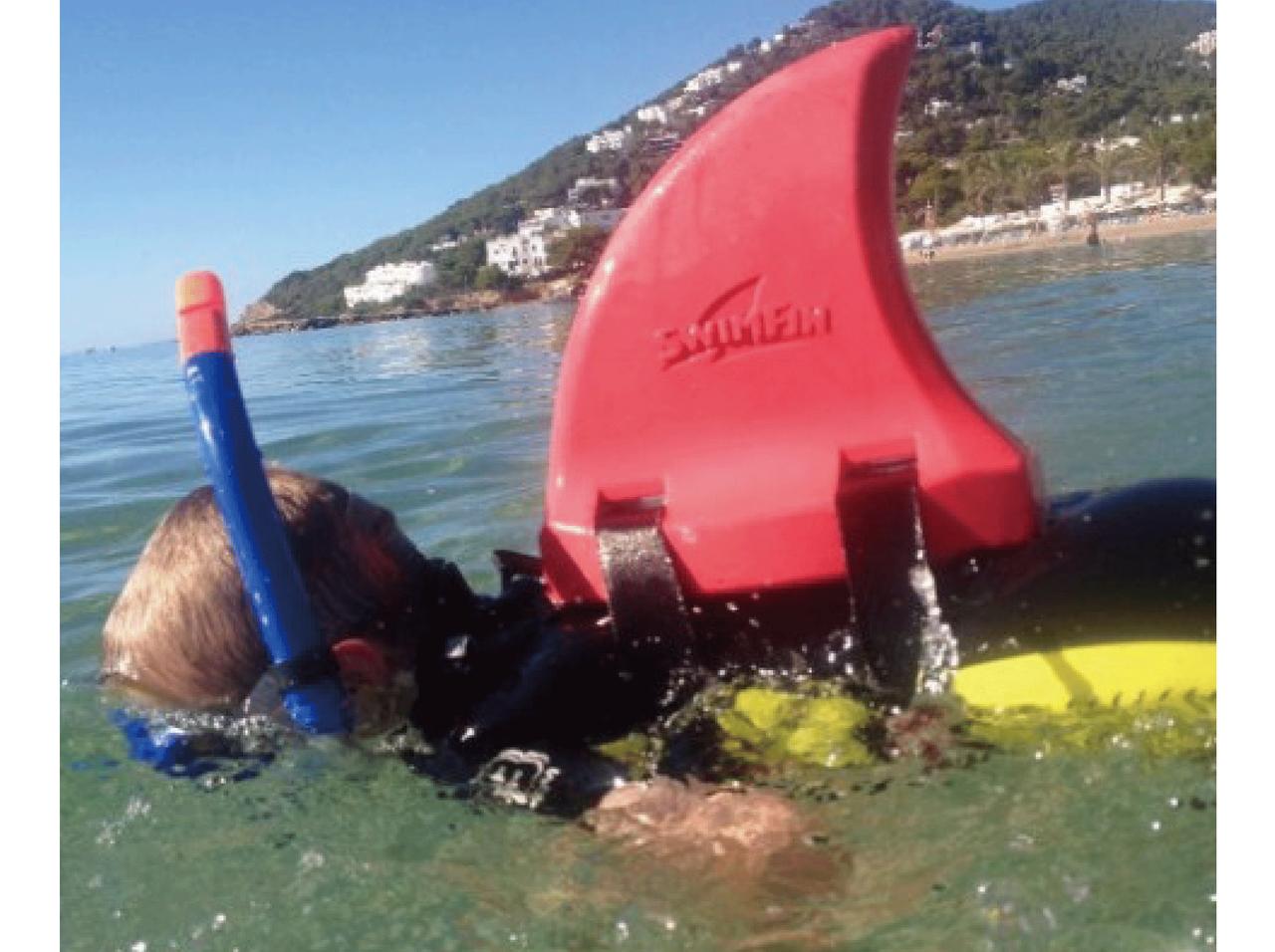 サメになれる背びれ「スイムフィン」が登場