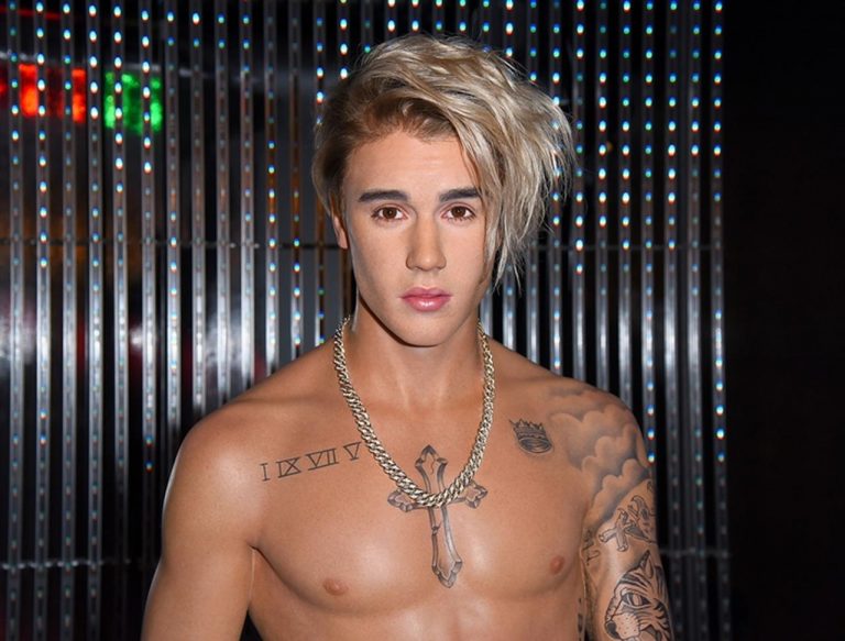 ジャスティン・ビーバーが新宿駅にやってくる!