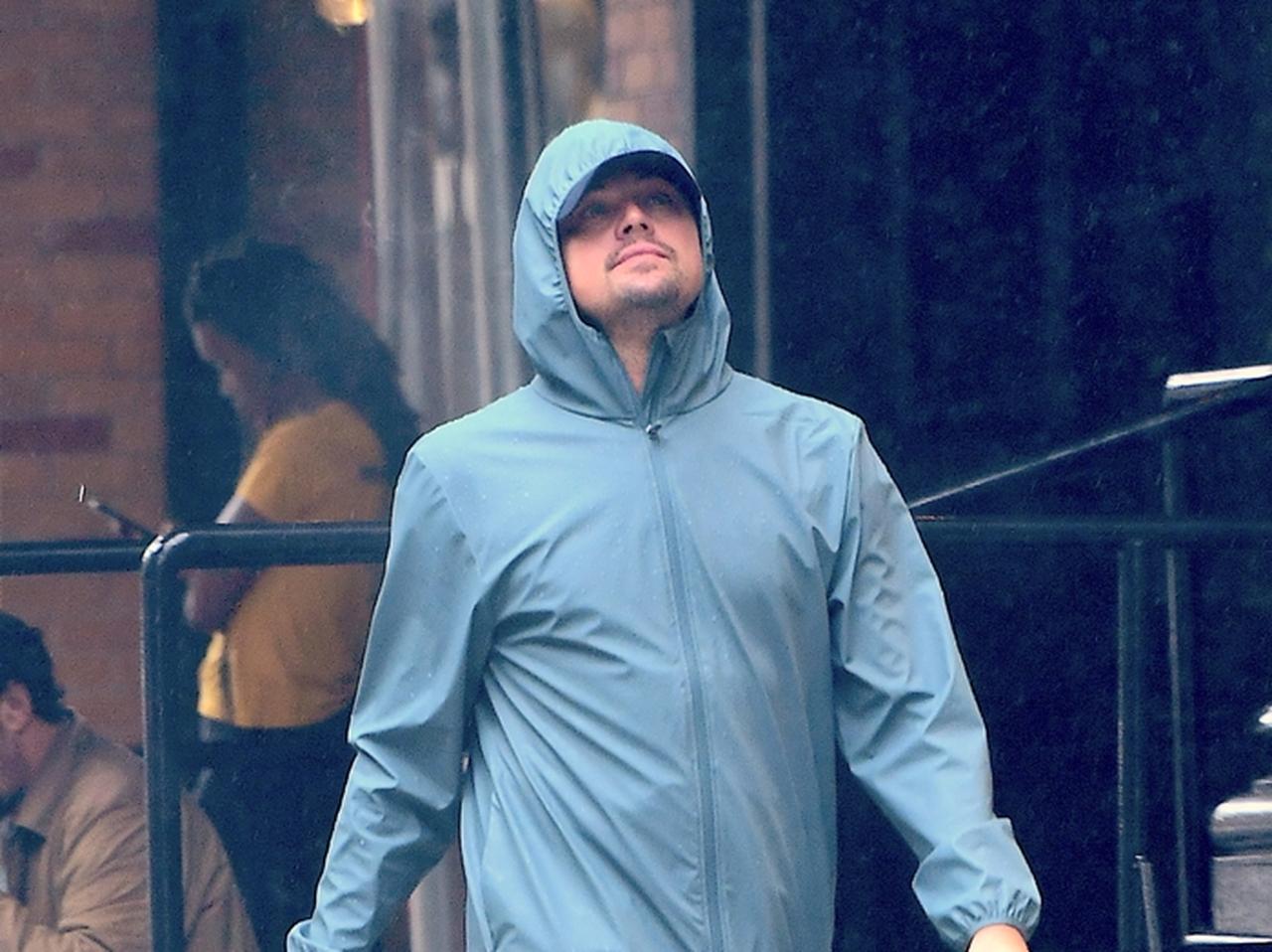 レオナルド・ディカプリオ、雨のなか傘なしで散歩