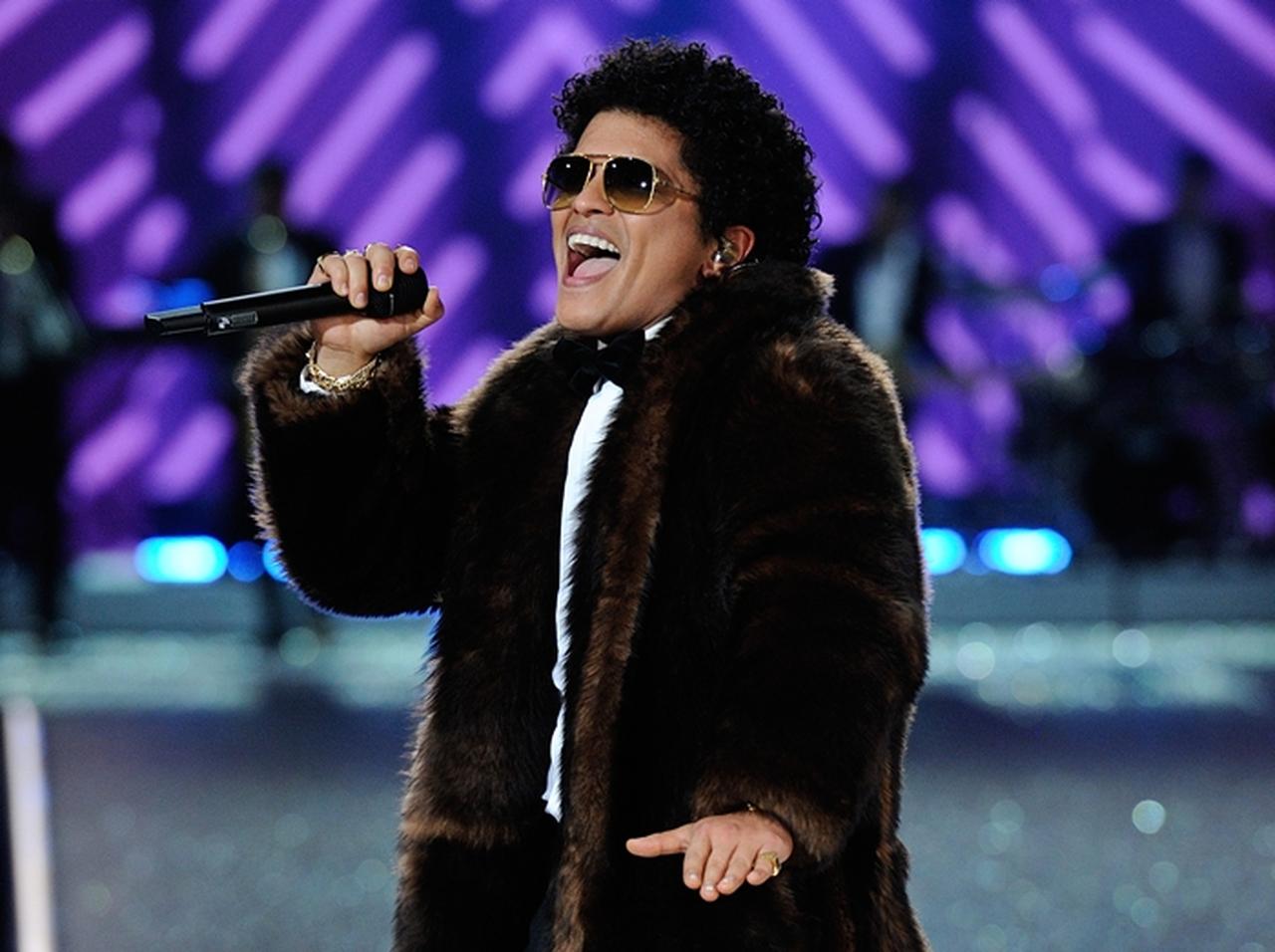 ブルーノ・マーズのコンサートで踊りまくる親子の動画が再生回数80万回