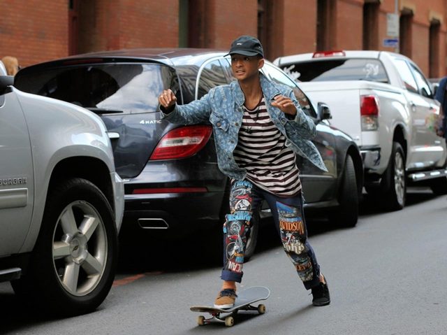 ジェイデン・スミス、パパラッチの前でスケボーの技を見せるサービス