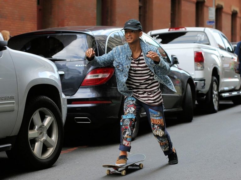 ジェイデン・スミス、パパラッチの前でスケボーの技を見せるサービス