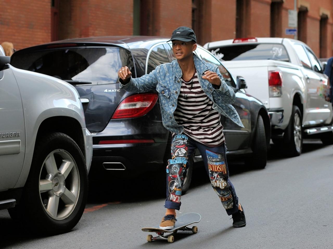 ジェイデン・スミス、パパラッチの前でスケボーの技を見せるサービス