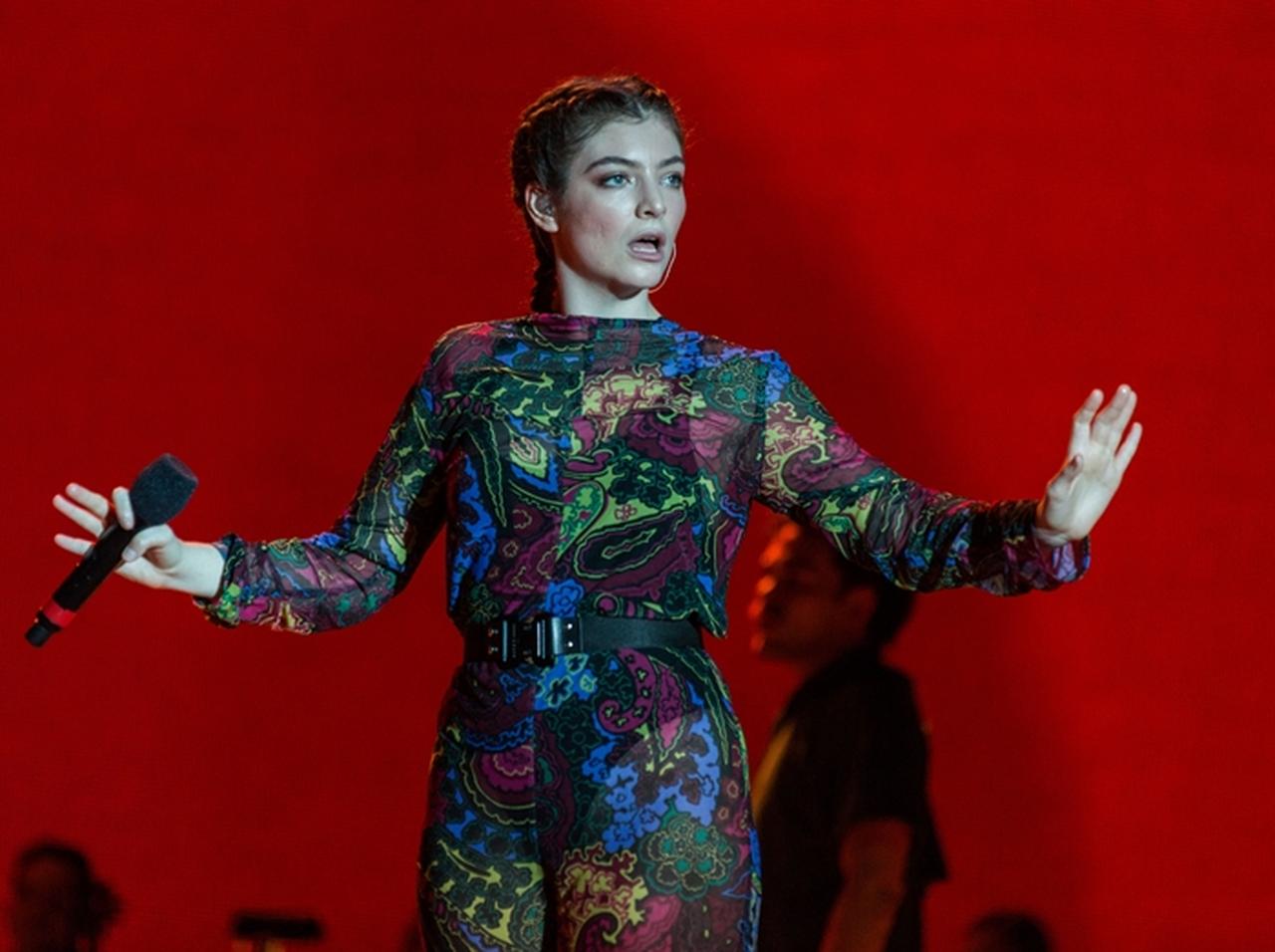 フジロックで来日した20歳ロード、日本で馴染み深い「押し花メイク」を披露