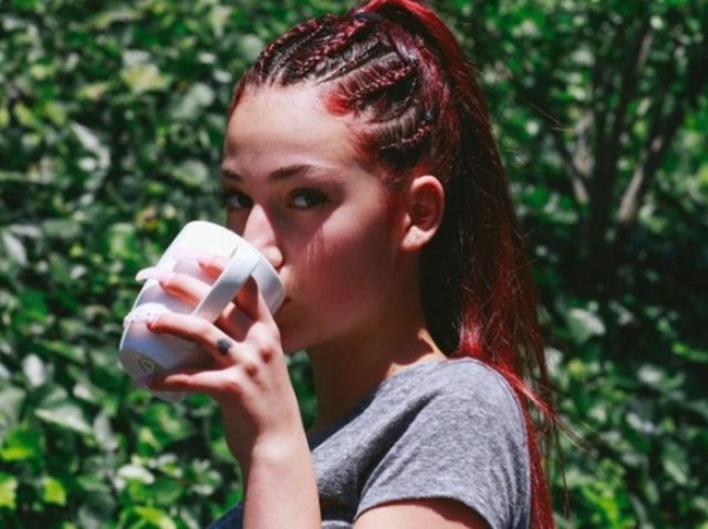 「不良」ぶりがウケて億万長者になった14歳少女が逮捕、裁判所で大泣き