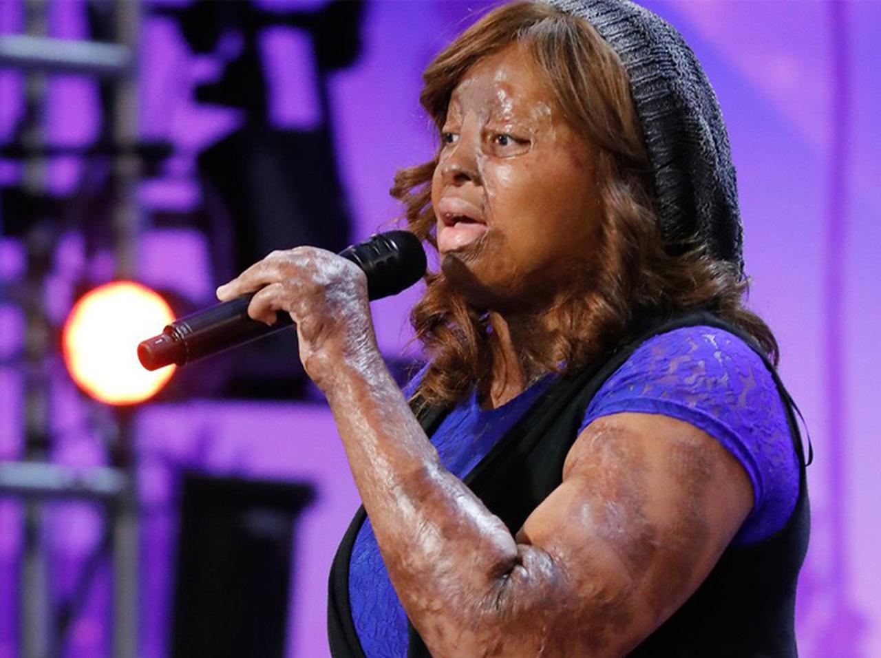 死亡率98%以上の航空機事故から生還した女性の歌声にハリケーンに揺れる全米が涙