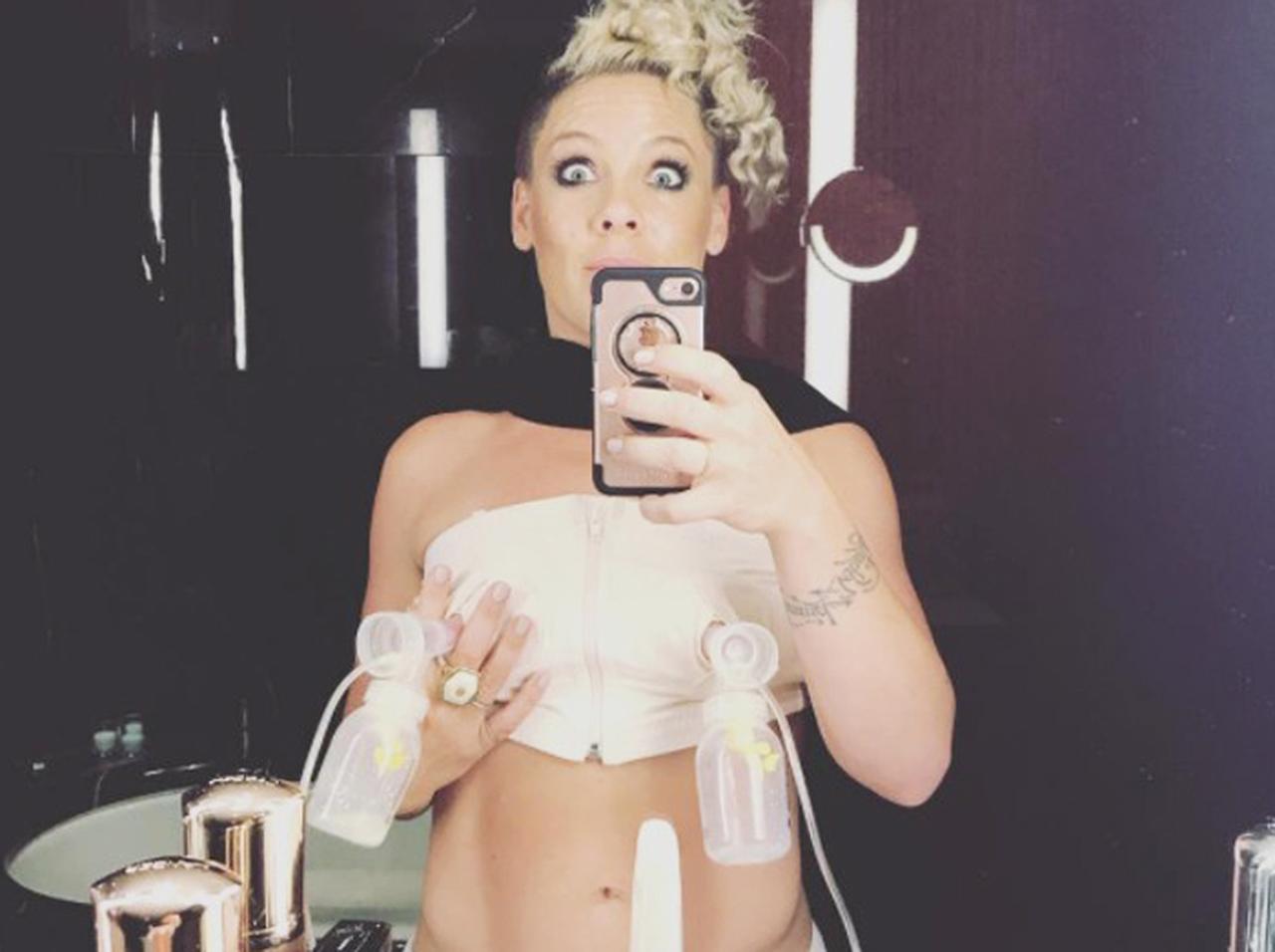 授乳写真が物議の人気シンガー、今度は「搾乳中」の写真を公開