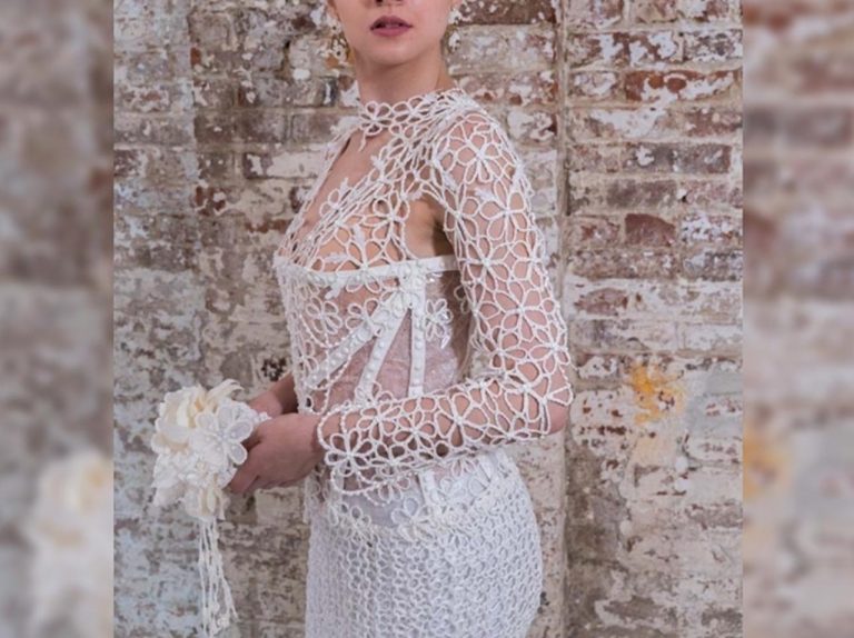 究極のエコ!トイレットペーパーで作られたドレスが息をのむほど美しい