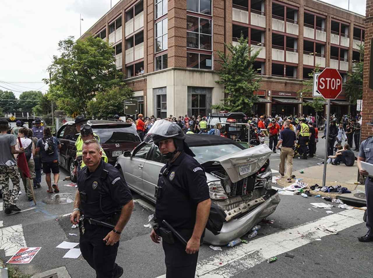 反ヘイトデモの女性がナチス崇拝男にひかれて死亡、セレブからも怒り噴出