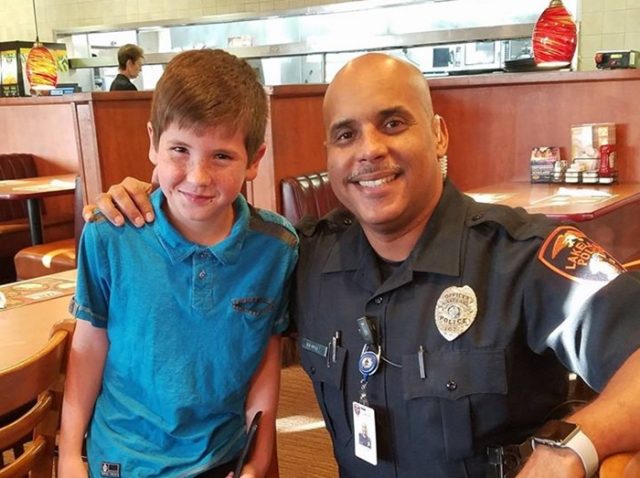 「警察官になりたい」9歳の少年が休憩中の警官におこづかいで朝食おごる