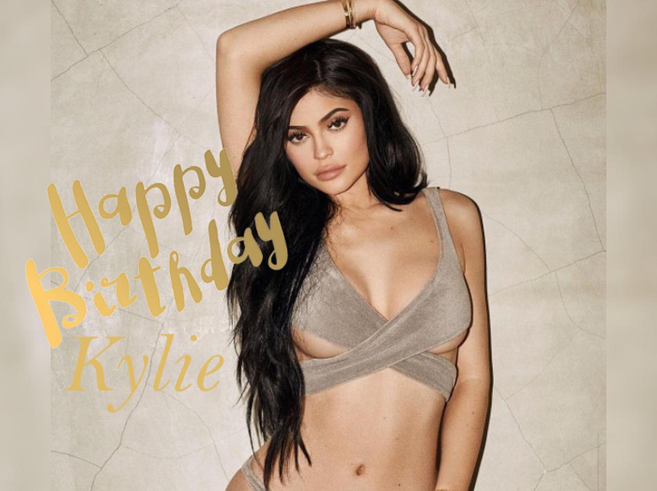 祝20歳!カイリー・ジェンナーの誕生パーティに裸の美ボディを再現した氷像が登場