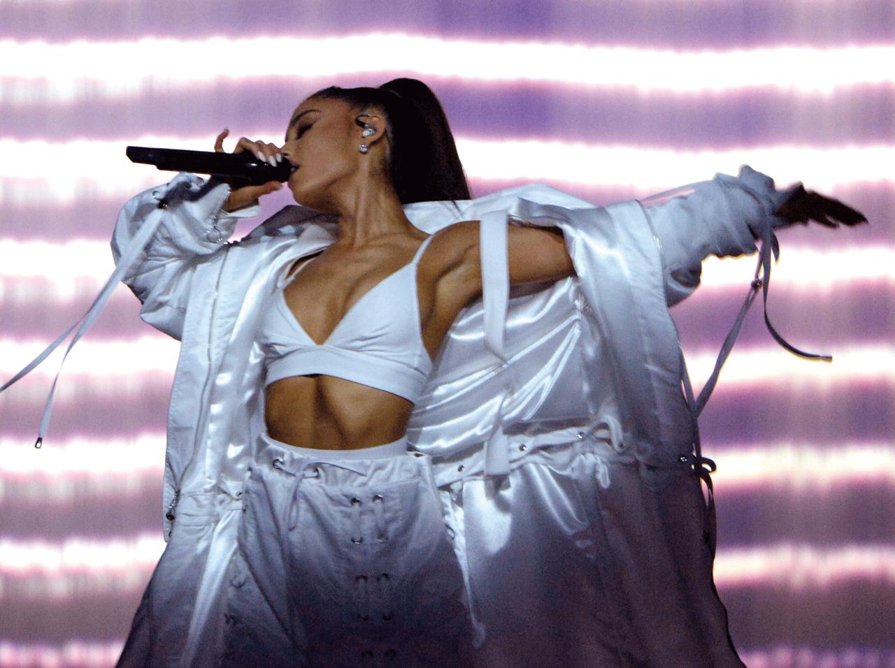 来日直前！アリアナのツアー・コスチュームを特集!!