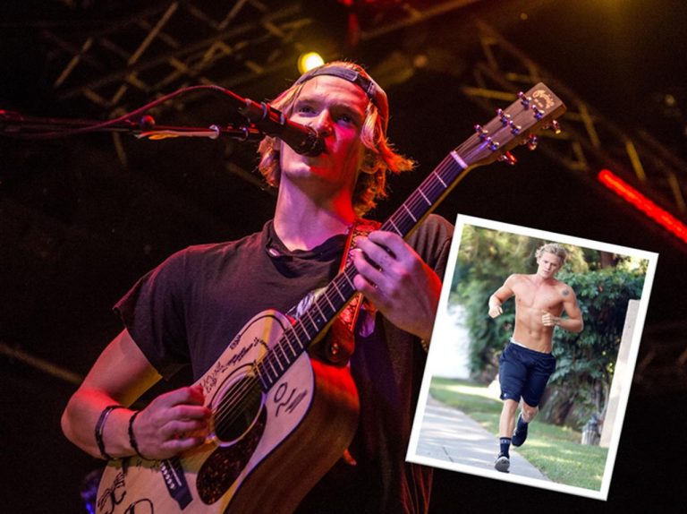 コーディー・シンプソン、半裸でLA高級住宅街をジョギング