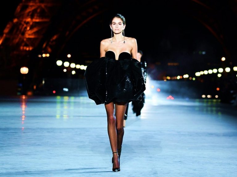 脚長すぎ！16歳の2世モデル、カイア・ガーバーが究極の「美脚ウォーク」を披露