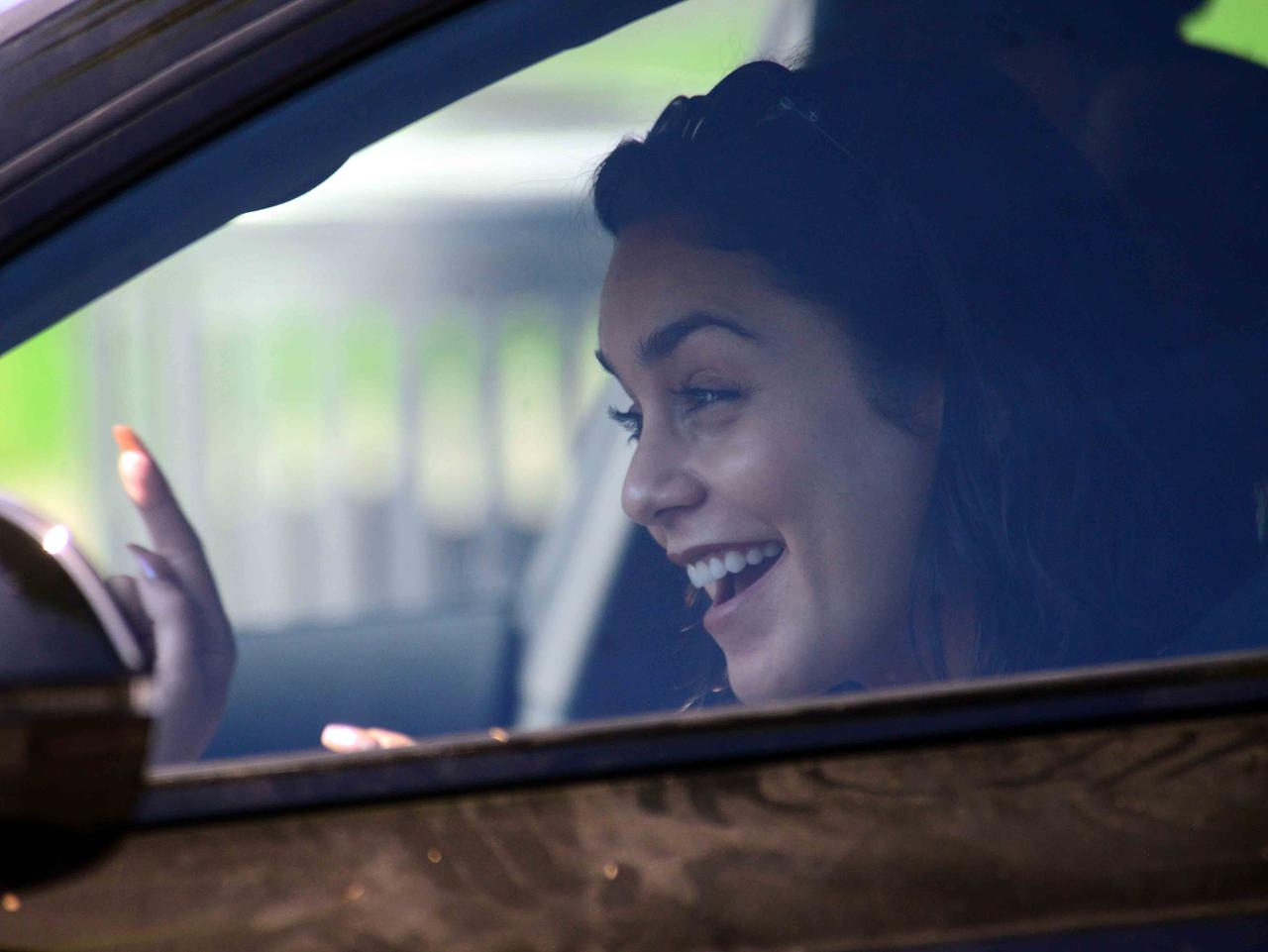 ヴァネッサ・ハジェンズが運転中に熱唱する姿を撮らせて頂きました