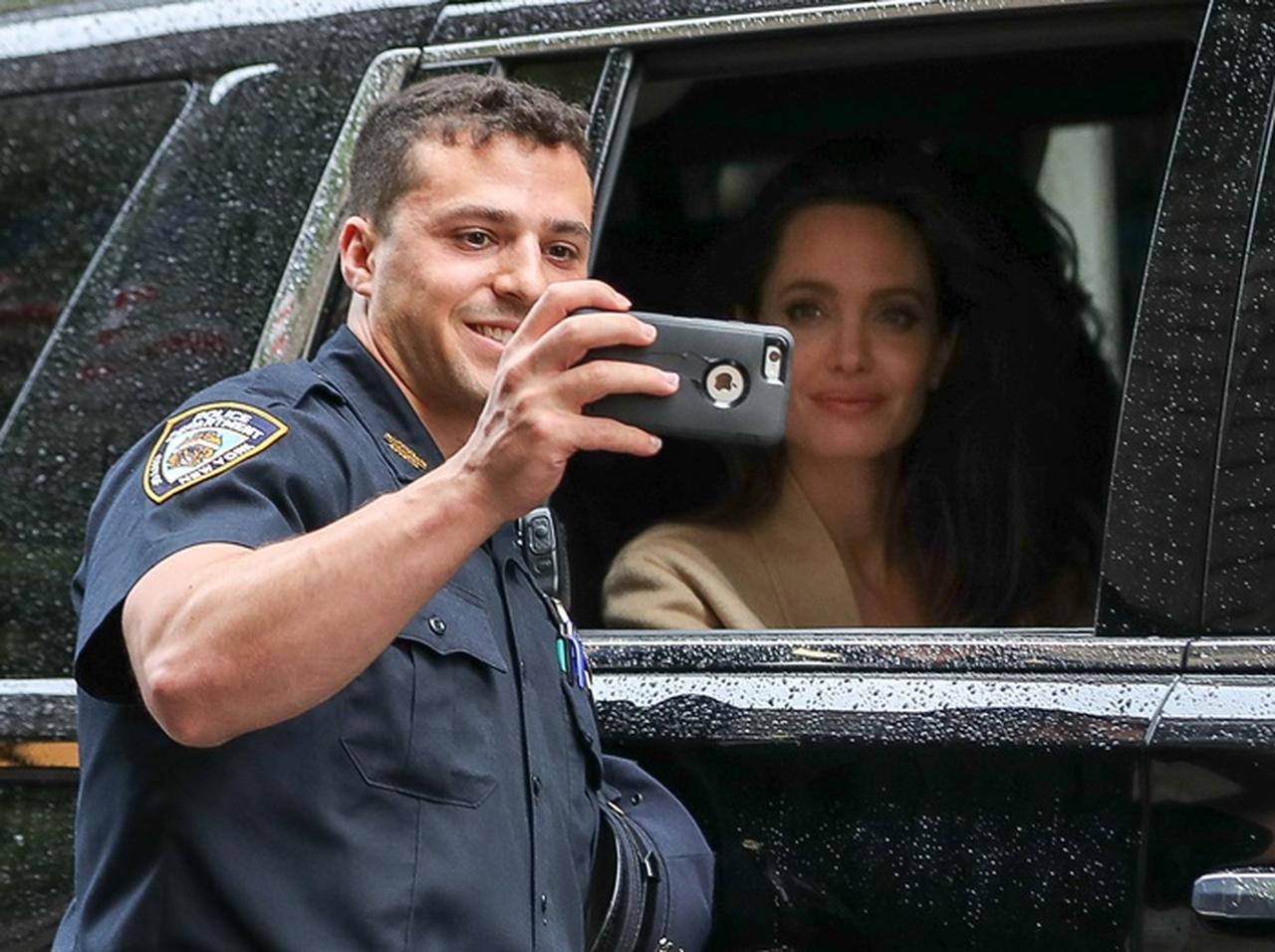 アンジェリーナ・ジョリー、警察官の「写真撮っていいですか?」に神対応