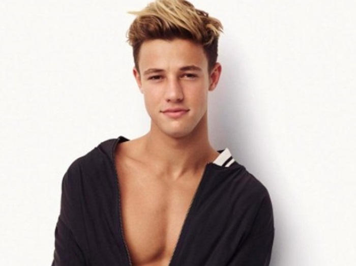 「会うのが夢だった」23歳イケメンモデル、交通事故で亡くなったファンに花を贈る