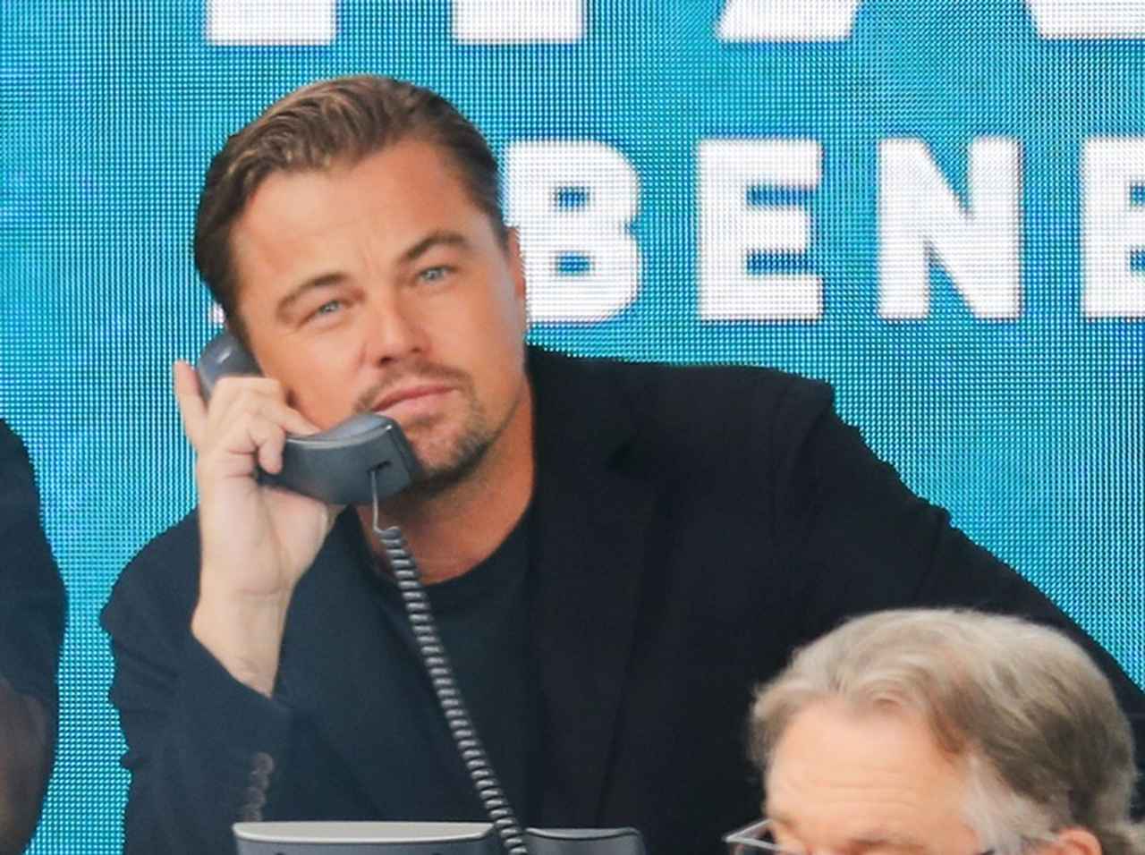 「もしもしレオだよ」セレブ40名以上が電話番して16億円集める