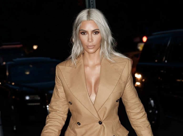 キム・カーダシアン、下着が見えるスケスケタイツでNYの夜の街へ