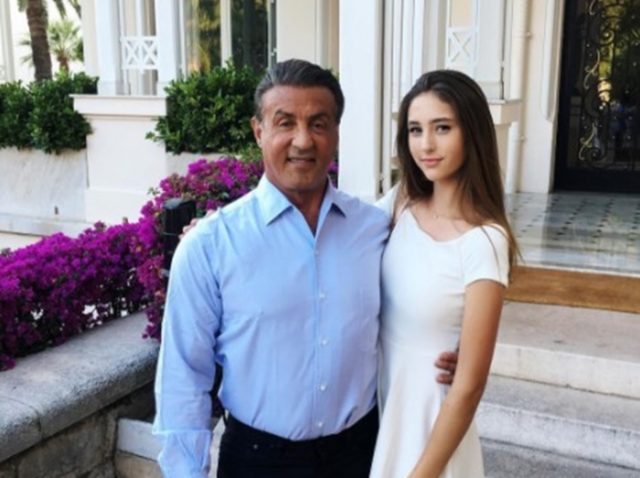 S・スタローン、15歳娘の宿題を邪魔して「役者はつらいよ。肩こりがこんなに…」