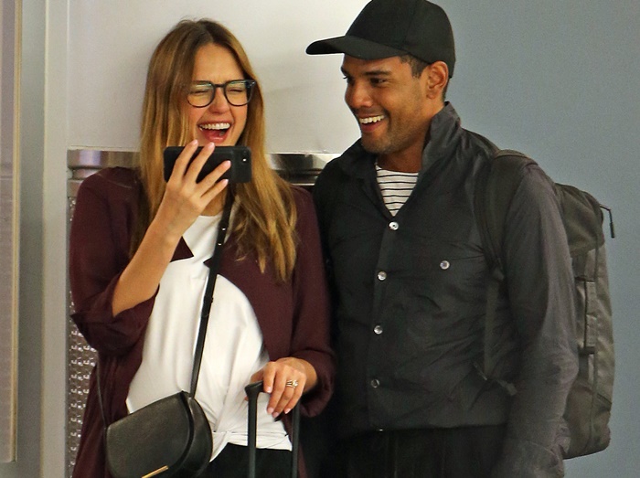 空港の手荷物エリアで大笑いするジェシカ・アルバを発見