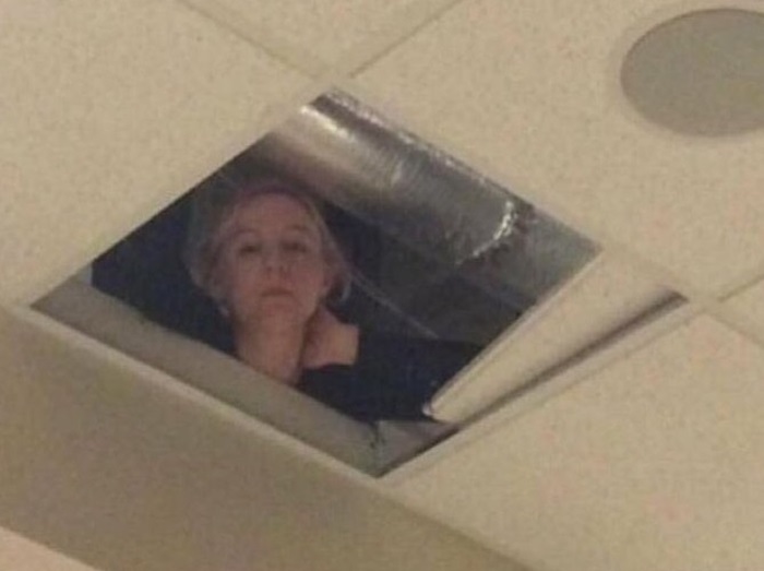 上を向いたら…！テスト中に天井から生徒を監視していた先生がホラー