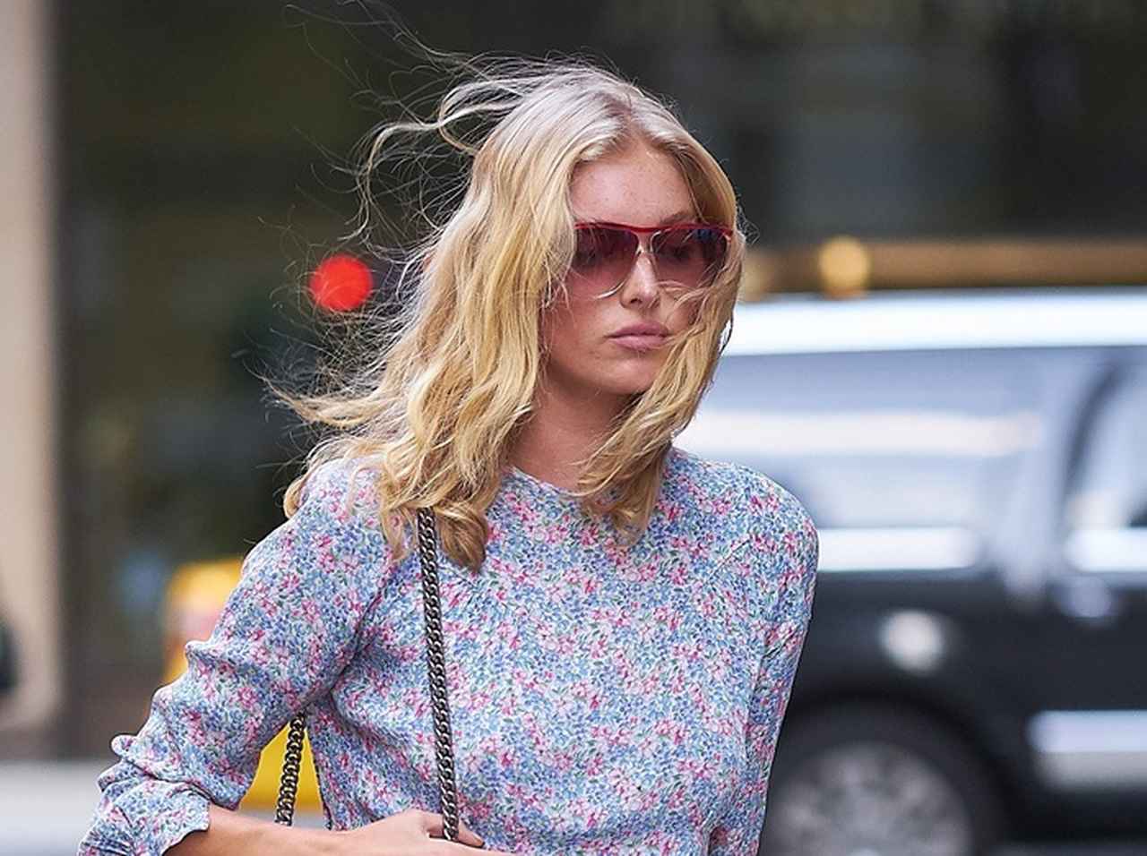 ヴィクシーモデルが纏う小花柄トップス×デニムのフェミニンルック