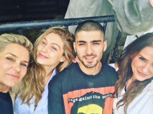 元1Dゼインとジジ・ハディッド、両家の母親とともに「大事な日」を祝福