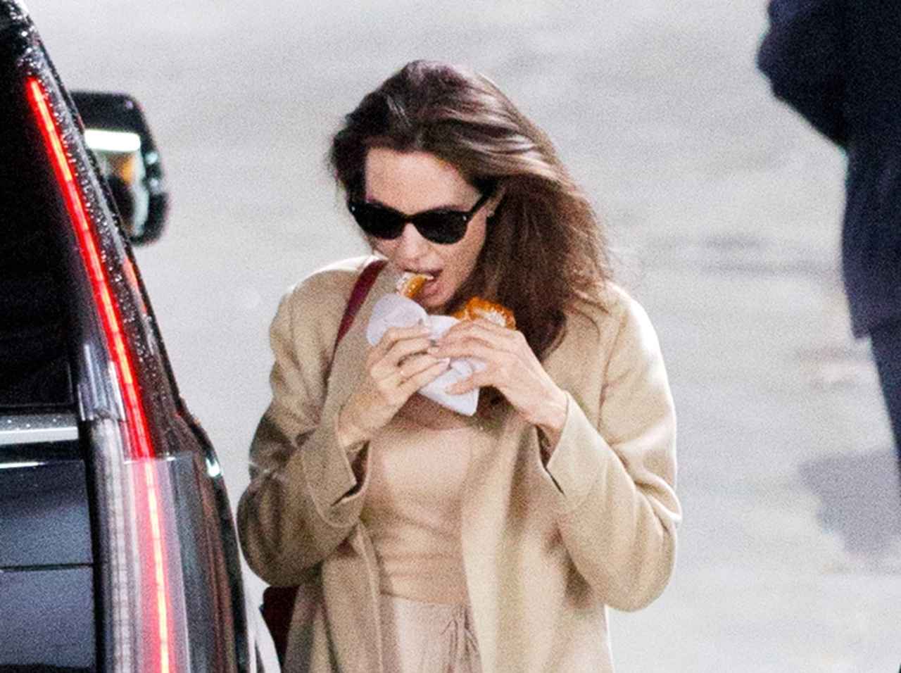 【激写】あのアンジェリーナ・ジョリーだって立ち食いするんです