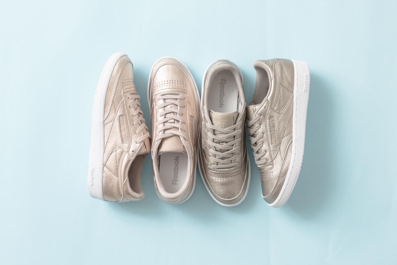 リーボックの名作「クラブ C」の新作は、トレンドの淡いメタリックカラー