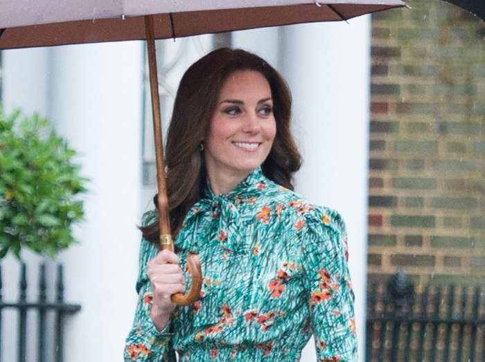 キャサリン妃、可憐な花柄ドレスでダイアナ妃が愛した庭園で追悼