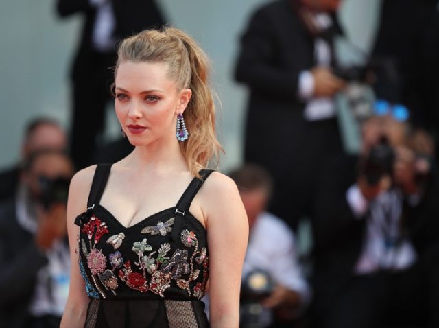 女優アマンダ・サイフリッド、妖艶なドレス姿でグラマラスボディをアピール