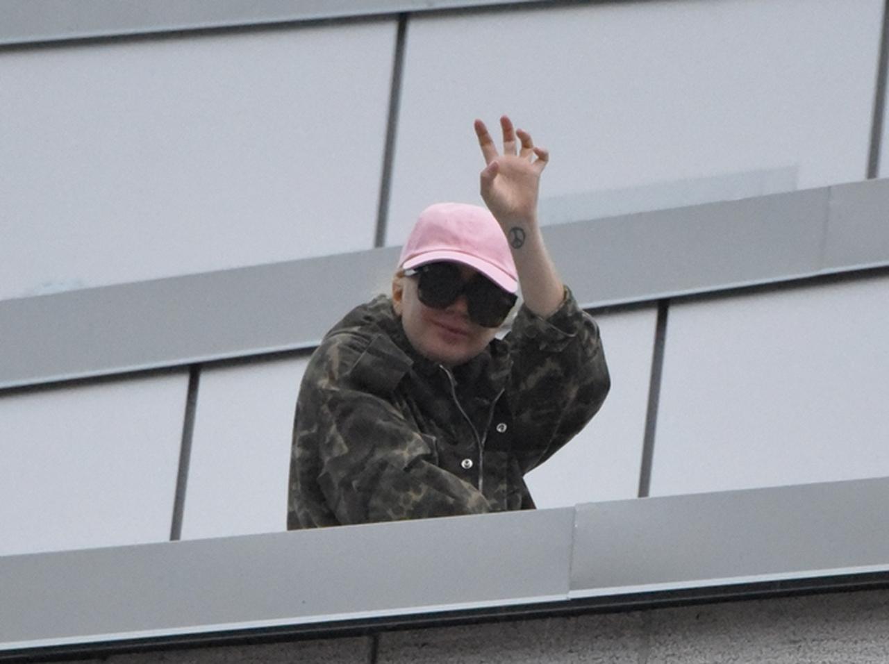 レディー・ガガ、公演キャンセルを発表しホテルの前で待つファンにサプライズ