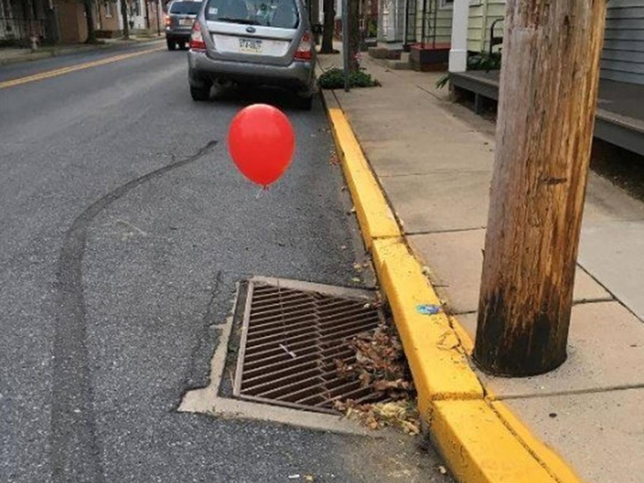 警察も怖がる、路上の排水口にくくりつけられた赤い風船とは