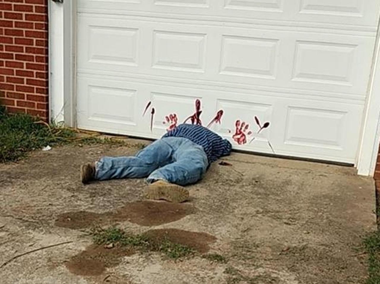 人が死んでる！ある家のハロウィンの飾りつけがリアルすぎて警察が出動