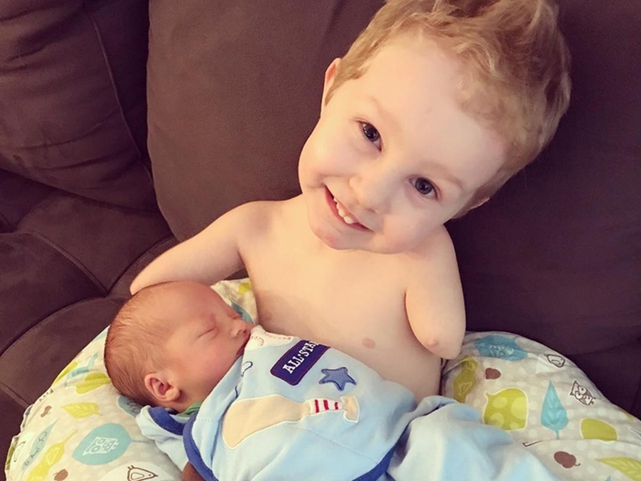 手足のない男の子が弟の面倒を見る姿に感動する人続出