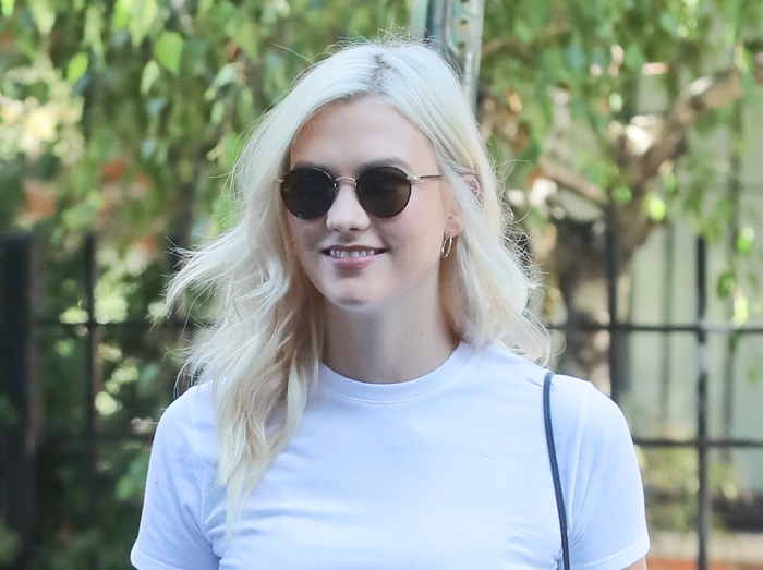 VSショー出演決定!カーリー・クロスの白Tシャツ×スニーカーで作るモノトーンスタイル