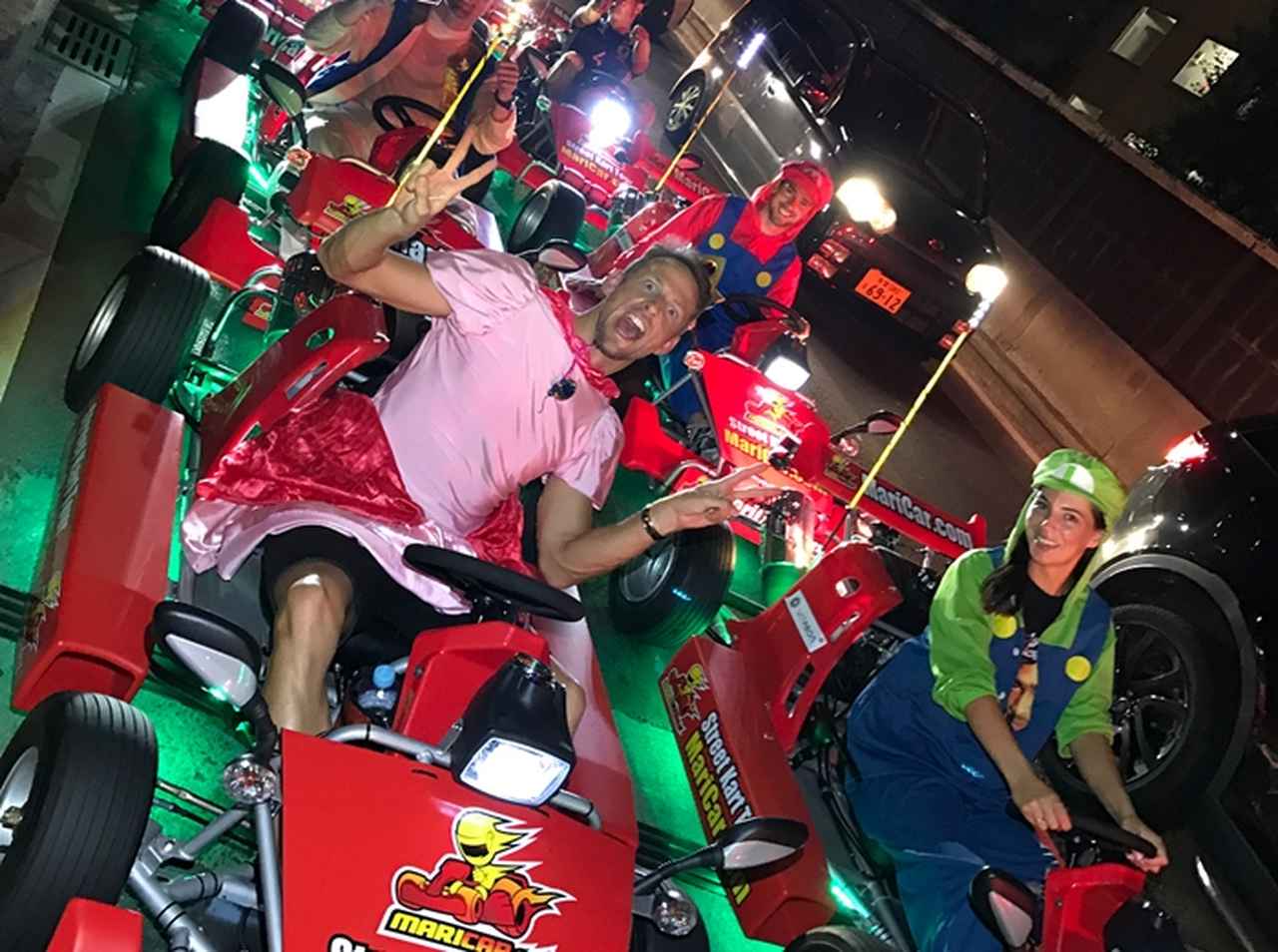 元F1チャンピオンのイケメンレーサー、「マリカー」で東京を爆走