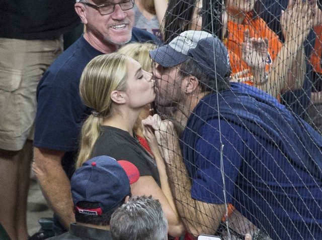 あの人気モデルとメジャーリーガーが「フェンス越し」に熱～いキス