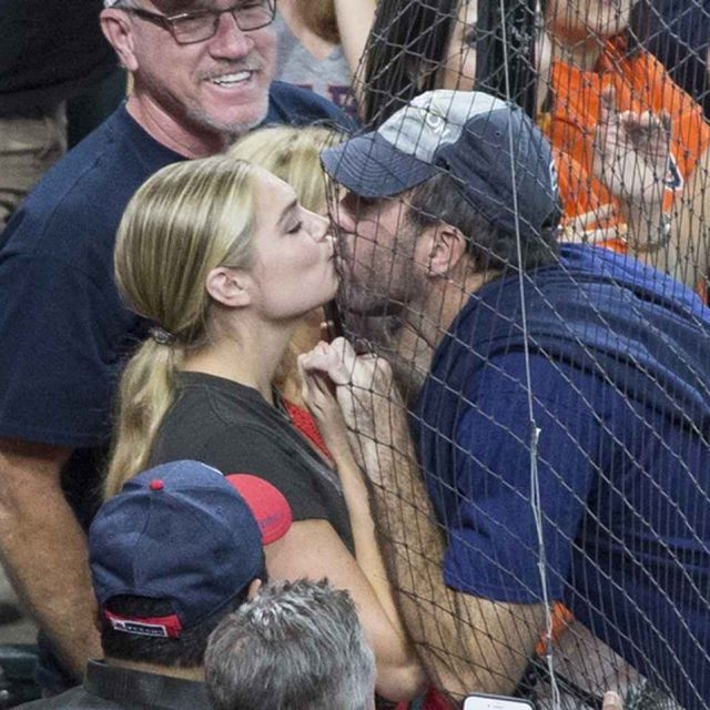 あの人気モデルとメジャーリーガーが「フェンス越し」に熱～いキス