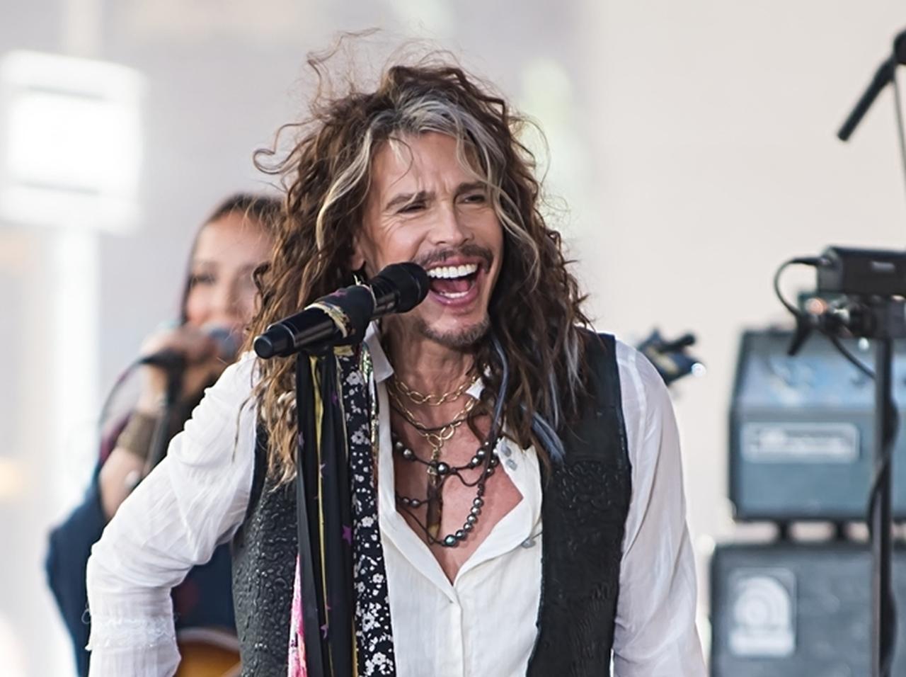 エアロスミスのスティーヴン・タイラー、レッドカーペットでドレスを着用