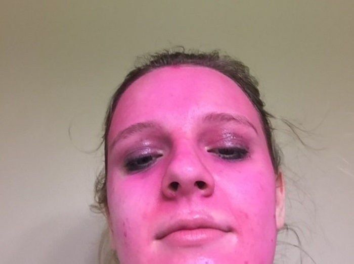 洗って落とせる「はず」のグリッターペイントで顔がピンク色に